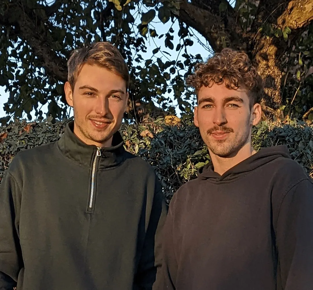 Die Patzo-Gründer Alexander Weigand und Felix Kox nebeneinander vor einem Baum
